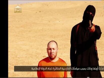 Captura de un momento del video en que se muestra la supuesta decapitaci&oacute;n del periodista Steven Sotloff. 