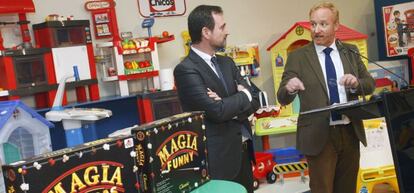 El presidente de la OAMI, Antonio Campinos (a la derecha), y el presidente de la Asociación Española y Europea de Fabricantes de Juguetes, José Antonio Pastor, durante la presentación del informe "El coste económico de la vulneración de los derechos de la propiedad intelectual en los juegos y juguetes".