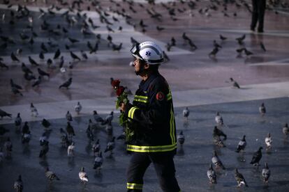 Un bombero con rosas, repartidas por los organizadores en la marcha.