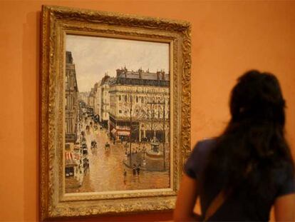 Una visitante del Museo Thyssen de Madrid contempla <i>Rue Saint Honoré aprês-midi. Effet de pluie</i>, de Pissarro.