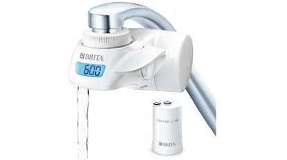 Este modelo de filtro de agua Brita se vende en color blanco y es apto para múltiples grifos de cocina del mercado.