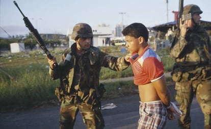Un soldado estadounidense arresta a un panameño durante el despliegue para capturar al dictador Manuel Noriega, el 20 de diciembre de 1989.