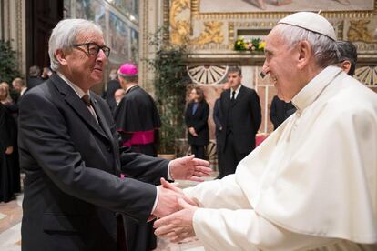 El papa Francisco (d) saluda al presidente de la Comisión Europea, Jean-Claude Juncker.