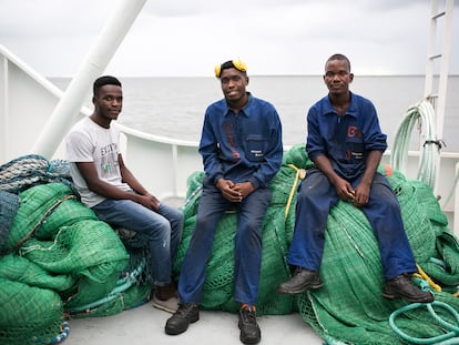 De izquierda a derecha, Augusto Ramón Sumin, Augusto Gregorio Gumendi y Jaime Eleario Nomaio, estudiantes de la Escuela de Pesca de Matola en prácticas en un barco de Pescamar. Beira, 08 de marzo de 2020.