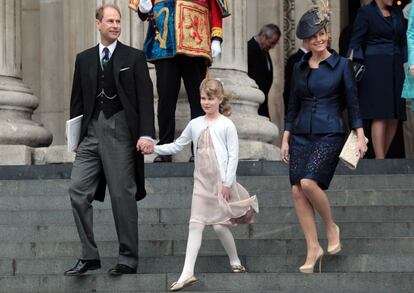 El príncipe Eduardo acude junto a su hija y su esposa al servicio religioso en la catedral de San Pablo.