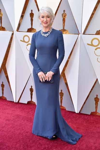 La actriz Hellen Mirren, muy elegante con un sencillo vestido azul de Reem Acra y joyas espectaculares.