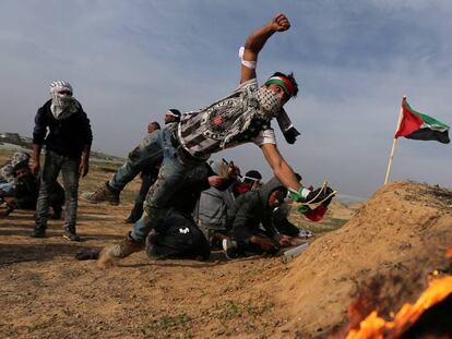 Manifestantes palestinos se enfrentan a las tropas israelíes, cerca de la frontera en el sur de la Franja de Gaza.