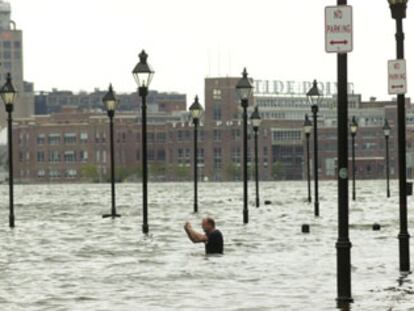 Un hombre saca fotografías de las inundaciones registradas en Baltimore a causa del huracán Isabel.