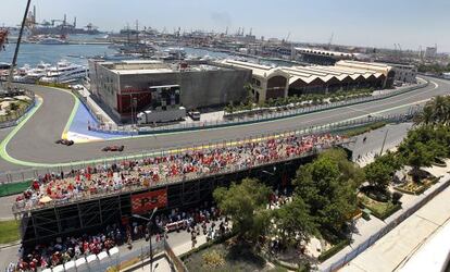 Vista de la tribuna situada frente al puerto de Valencia, durante el Gran Premio de Europa de Fórmula 1.