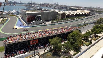 Vista de la tribuna situada frente al puerto de Valencia, durante el Gran Premio de Europa de Fórmula 1