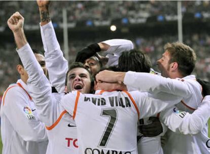 Los jugadores del Valencia celebran uno de los goles