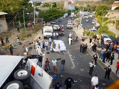 Corpos cobertos com lençóis brancos alinhados no local do acidente de um caminhão reboque que deixou ao menos 49 mortos, a maioria deles migrantes da América Central, em Tuxtla Gutiérrez.