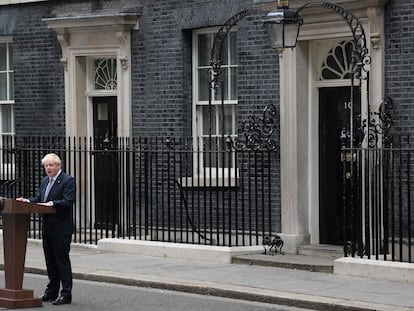 Britain's Prime Minister Boris Johnson makes a statement in front of 10 Downing Street in central London on July 7, 2022. - Johnson quit as Conservative party leader, after three tumultuous years in charge marked by Brexit, Covid and mounting scandals. (Photo by Daniel LEAL / AFP)