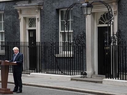 Britain's Prime Minister Boris Johnson makes a statement in front of 10 Downing Street in central London on July 7, 2022. - Johnson quit as Conservative party leader, after three tumultuous years in charge marked by Brexit, Covid and mounting scandals. (Photo by Daniel LEAL / AFP)