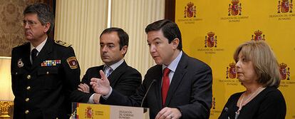 El delegado de Seguridad y Movilidad, Pedro Calvo, junto a la delegada del Gobierno en Madrid, Soledad Mestre, durante la presentación de las medidas.