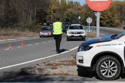 Control de la Guardia Civil en la carretera M-501 en la frontera entre la Comunidad de Madrid y Castilla y León.