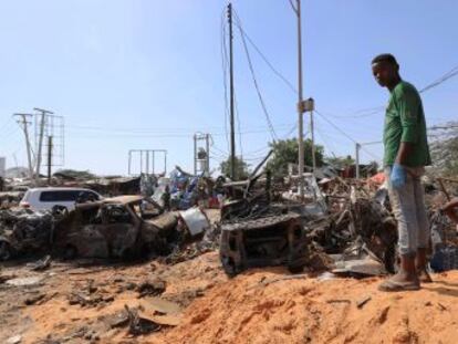 Las autoridades temen que aumente el número de fallecidos después del ataque cometido presuntamente por un conductor suicida que ha hecho estallar su vehículo en un cruce de Mogadiscio