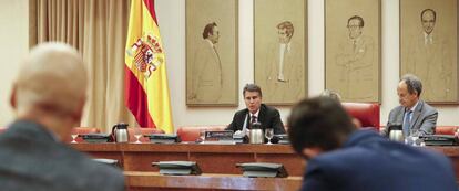 El consejero delegado del Banco Sabadell, Jaume Guardiola (c), durante su comparecencia en la Comisión del Congreso que investiga la crisis financiera y el rescate de la banca, hoy en Madrid. 