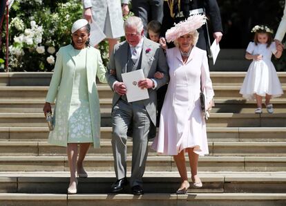 De izquierda a derecha; Doria Ragland, madre de Meghan; el príncipe Carlos, duque de Gales, y Camila, duquesa de Cornualles, abandonan la capilla.