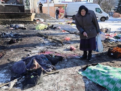 Una anciana camina entre los cadáveres de varias personas tras un ataque este domingo en la ciudad ocupada de Donetsk.
