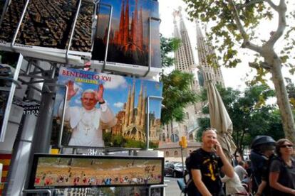 Postales del Papa en una tienda de recuerdos cerca del templo de la Sagrada Familia.