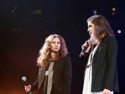 Maria Alyokhina y Nadezhda Tolokonnikova del grupo Pussy Riot durante su intervenci&oacute;n enel concierto de Amnistia Internacional celebrado en Nueva York