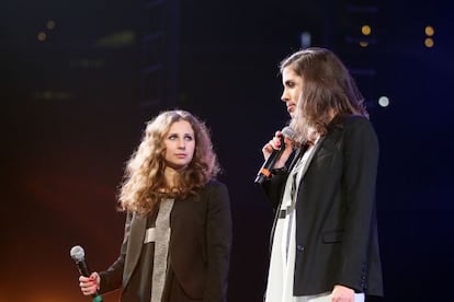 Maria Alyokhina y Nadezhda Tolokonnikova del grupo Pussy Riot durante su intervenci&oacute;n enel concierto de Amnistia Internacional celebrado en Nueva York