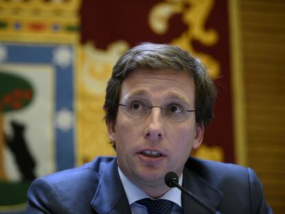El alcalde de Madrid, José Luis Martínez-Almeida, informa en rueda de prensa de los acuerdos adoptados por el Ayuntamiento en relación con el brote de coronavirus, en Madrid.