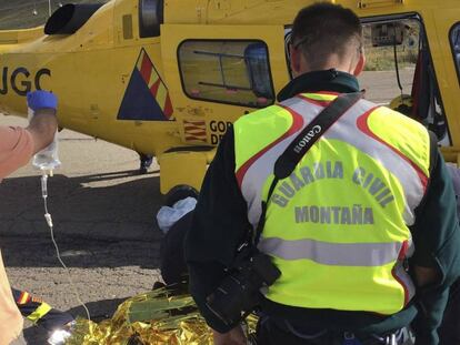 Foto facilitada por la Guardia Civil del rescate del un escalador de 31 años, J.J.M.C..