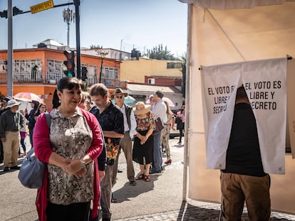 Decenas de personas acudieron a votar por la próxima gobernadora del Estado de México, en el municipio de Metepec, el 4 de junio de 2023.