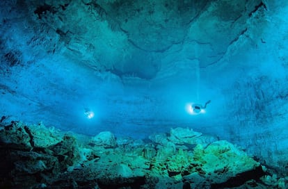 Imagen que muestra a los buzos del Proyecto Tulum de Espeleología explorando una cueva en la zona denominada Hoyo Negro en Tulum, Quintana Roo, México. Una adolescente que cayó en un agujero, hace más de 12.000 años en la península de Yucatán, está ofreciendo nuevas pistas sobre los orígenes de los primeros nativos americanos.