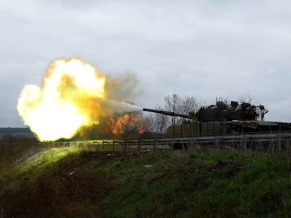 Soldados ucranios atacaban el viernes, en los alrededores de Bajmut, en el este de la región de Donbás, con un tanque ruso que fue capturado en marzo.