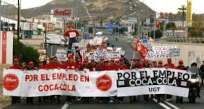 Trabajadores de la fábrica de Coca-Cola en Alicante, una de las cuatro que la empresa prevé cerrar en España, en una manifestación para reclamar a la multinacional que se replantee el Expediente de Regulación de Empleo (ERE) y evite la pérdida de los empleos. EFE/Archivo