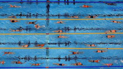 Nadadores calientan durante las pruebas para los Campeonatos Nacionales y Mundiales Phillips 66, en el Natatorium de la Universidad de Indiana.