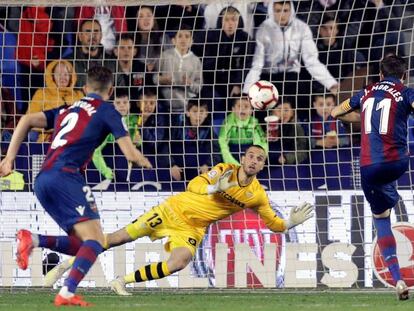 José Luis Morales anota el tercer tanto del Betis ante el Levante.