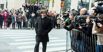 Carles Puigdemont, rodeado de fotógrafos en Bruselas.