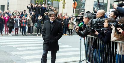 Carles Puigdemont, rodeado de fotógrafos en Bruselas.