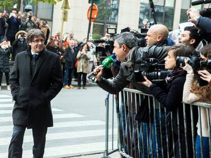 Carles Puigdemont, rodeado de fotógrafos en Bruselas.