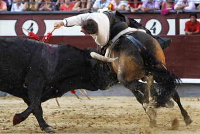 Andy Cartagena coloca una banderilla a su primer toro.