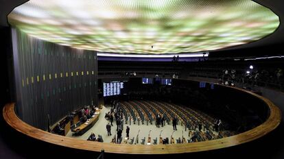 Deputados chegam à Câmara para votação da denúncia contra Temer