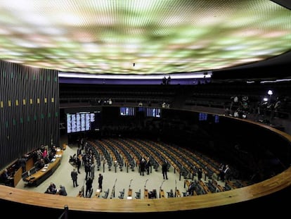 Deputados chegam à Câmara para votação da denúncia contra Temer