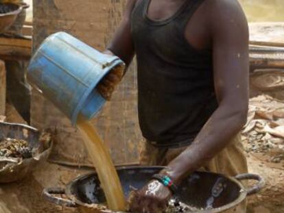 El método artesanal de extracción de oro (en la foto, una explotación en Nigeria), tiene un impacto importante en el medio ambiente.