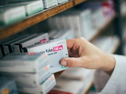 Un farmaceutico dispensa medicamentos en una botica de Galicia.