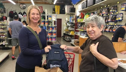 Kris Hallman e Sandy Roesch mostram suas compras de equipamentos de sobrevivência, na quinta-feira, em Los Angeles.