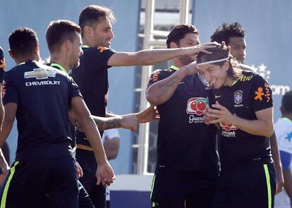 Los jugadores brasile&ntilde;os bromean en un entrenamiento.