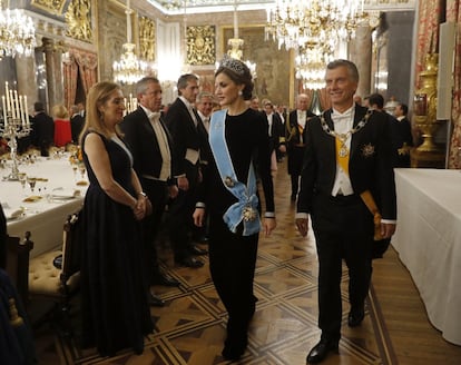 La Reina Letizia y el presidente de Argentina, Mauricio Macri, a su llegada a la cena de gala que los Reyes ofrecen al mandatario argentino y su esposa, Juliana Awada.