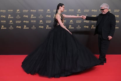 La actriz Milena Smit, vestida de Balmain, con Pedro Almodovar.