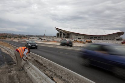 Obras de acceso al estadio Wanda Metropolitano, ayer por la mañana.