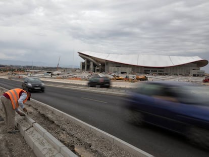 Obras de acceso al estadio Wanda Metropolitano, ayer por la mañana.