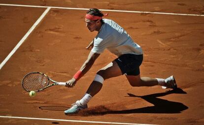 Nadal devuelve una bola ante Andújar.